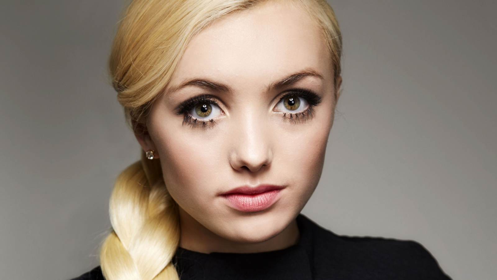 Блондинка с большими глазами, актриса Пейтон Рой Лист лицо крупным планом