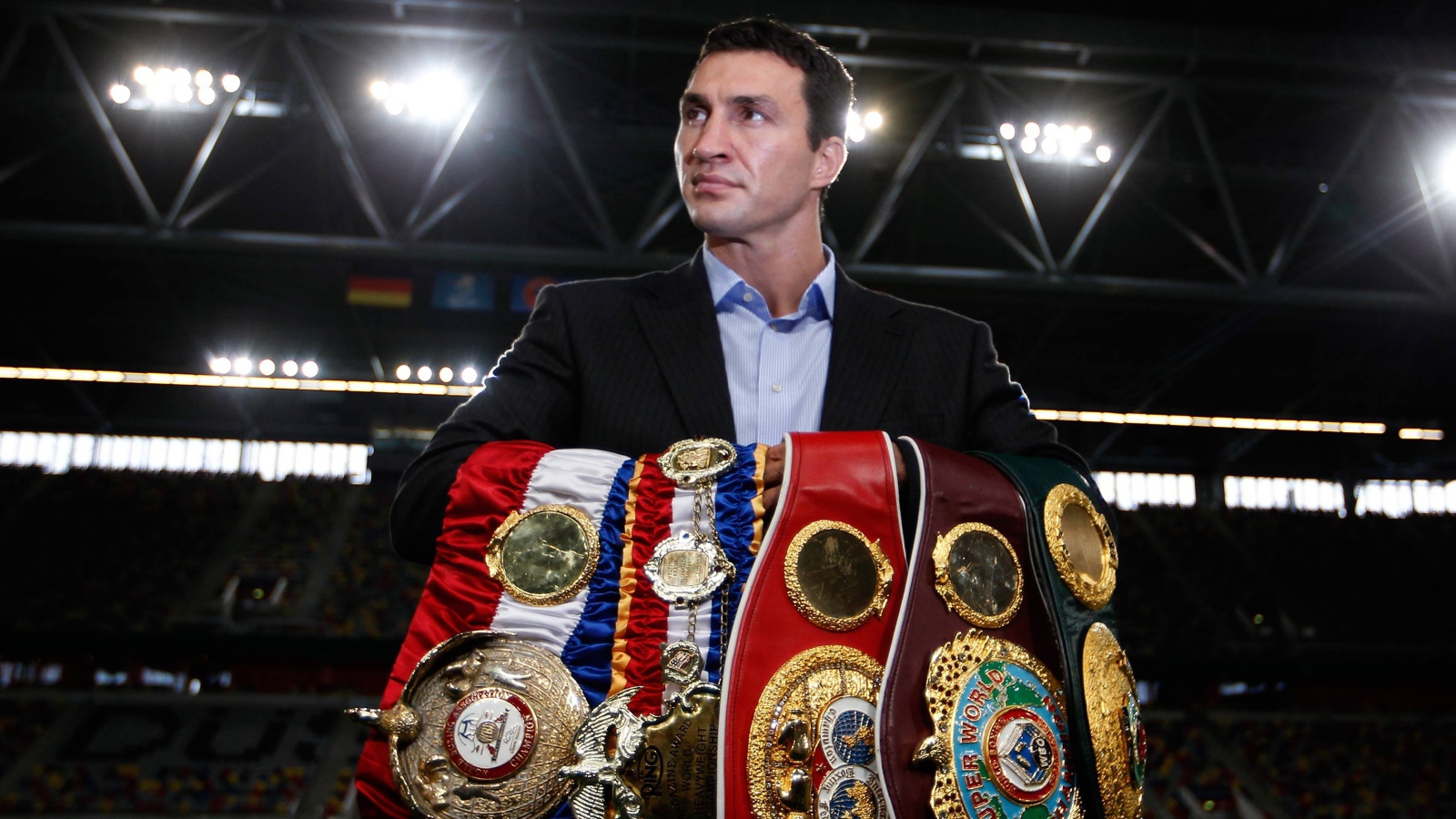 Боксер Владимир Кличко с чемпионскими поясами