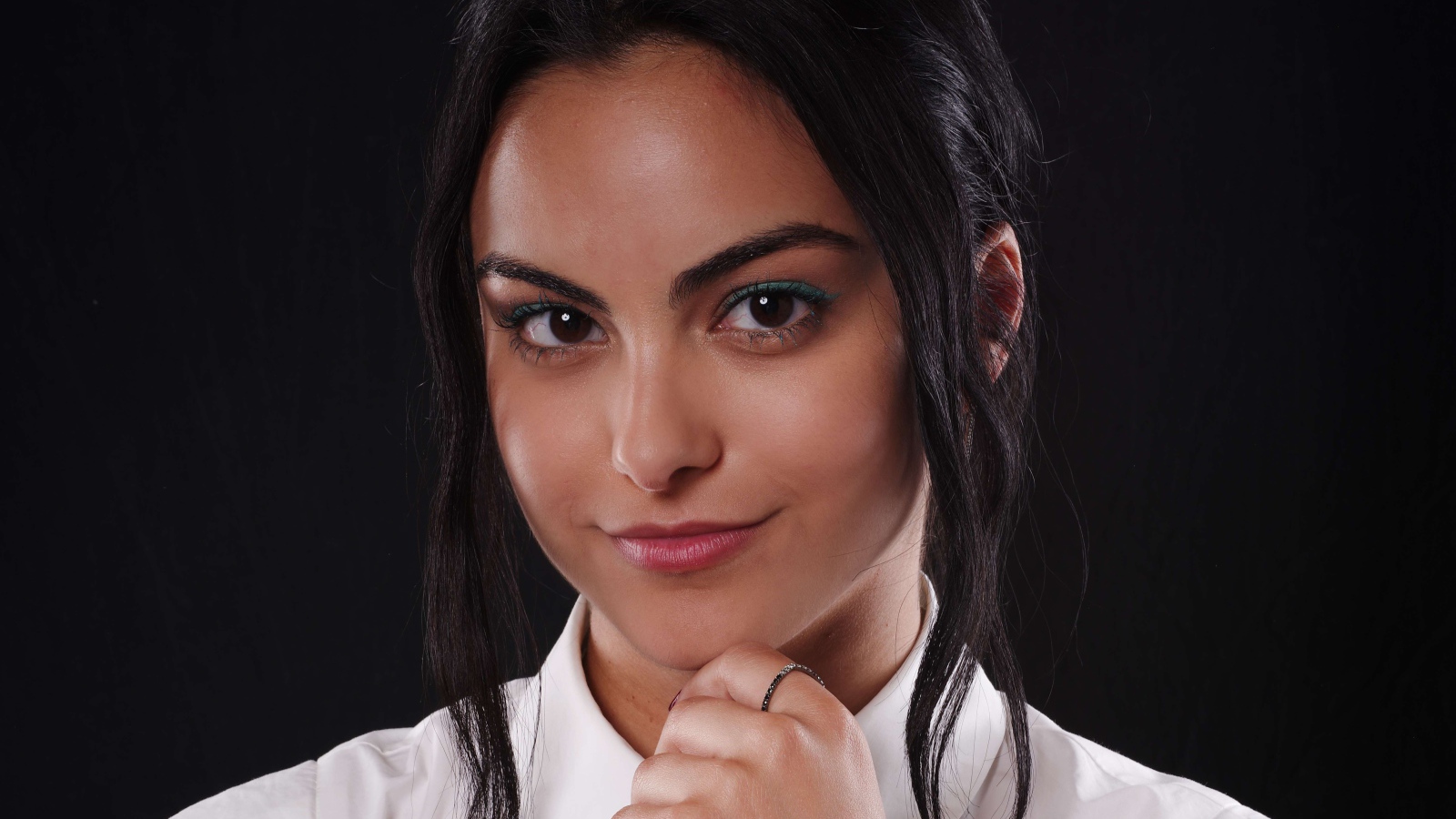 Бразильско - американская актриса Камила Мендес в белой рубашке