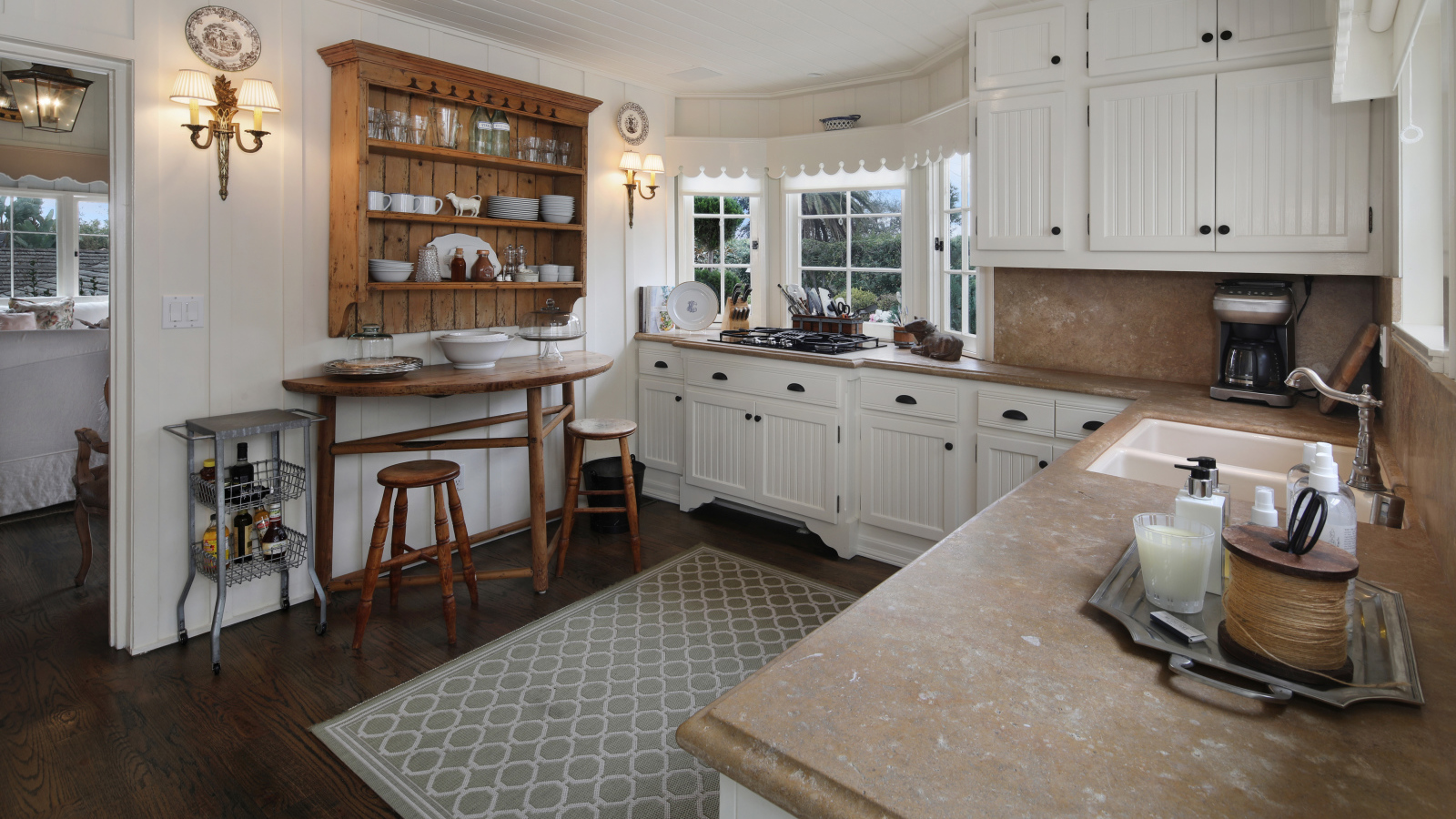 Светлая кухня с гарнитуром и ковром