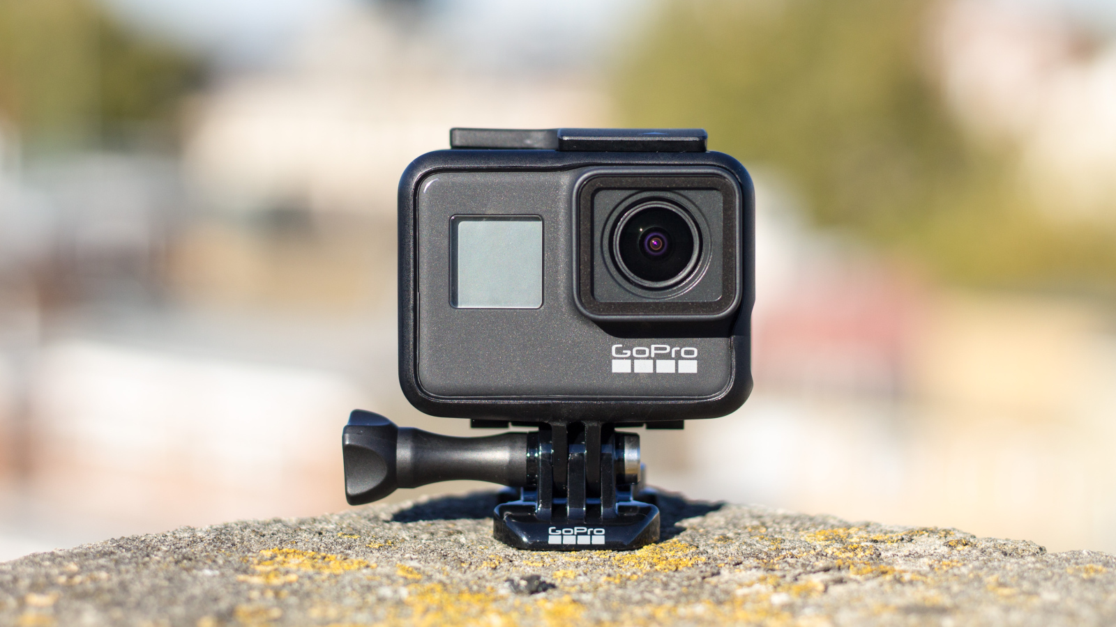 Фотоаппарат GoPro Hero7 Black стоит на камне