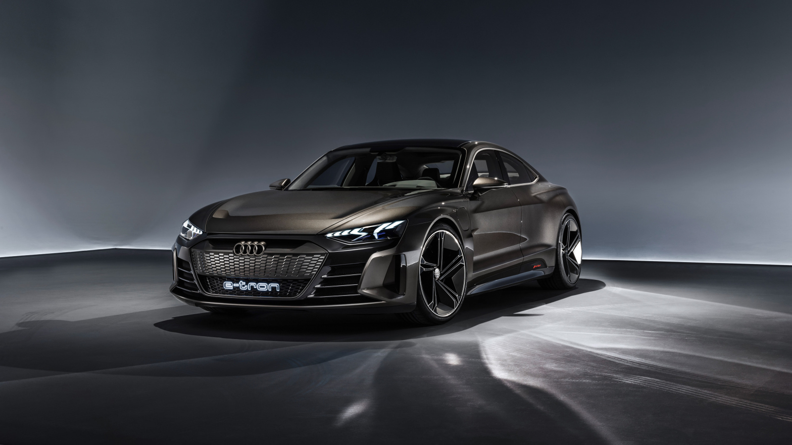 Автомобиль Audi E-Tron GT, 2019 на сером фоне