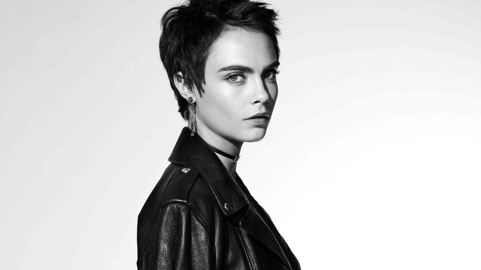 Кара Делевинь в черной кожаной куртке