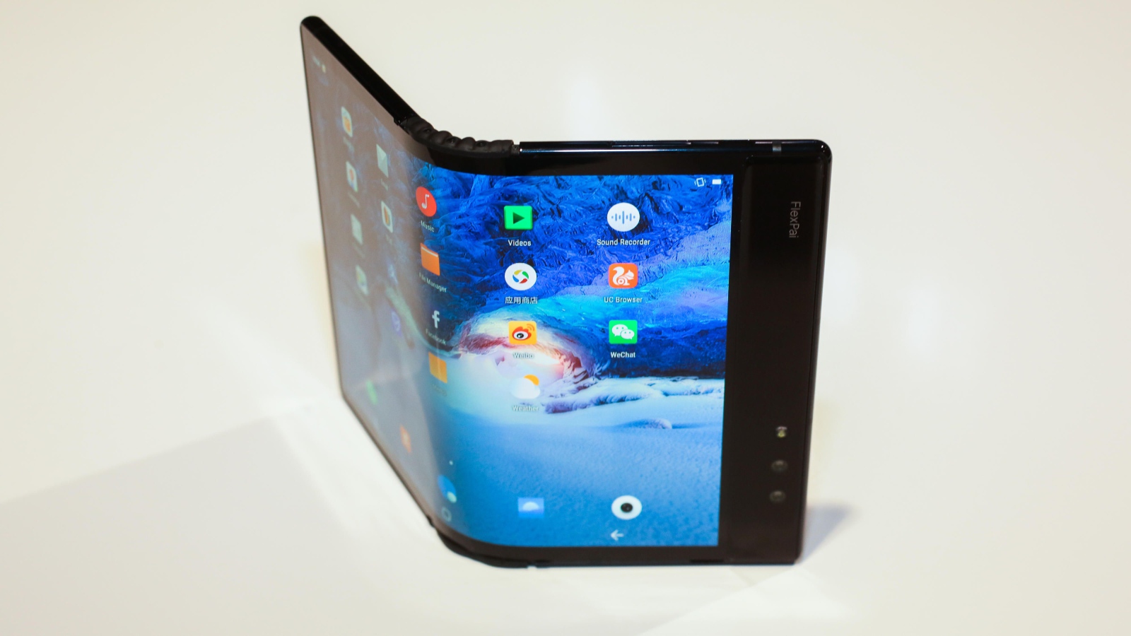 Гибкий смартфон Royole FlexPai на сером фоне, CES 2019