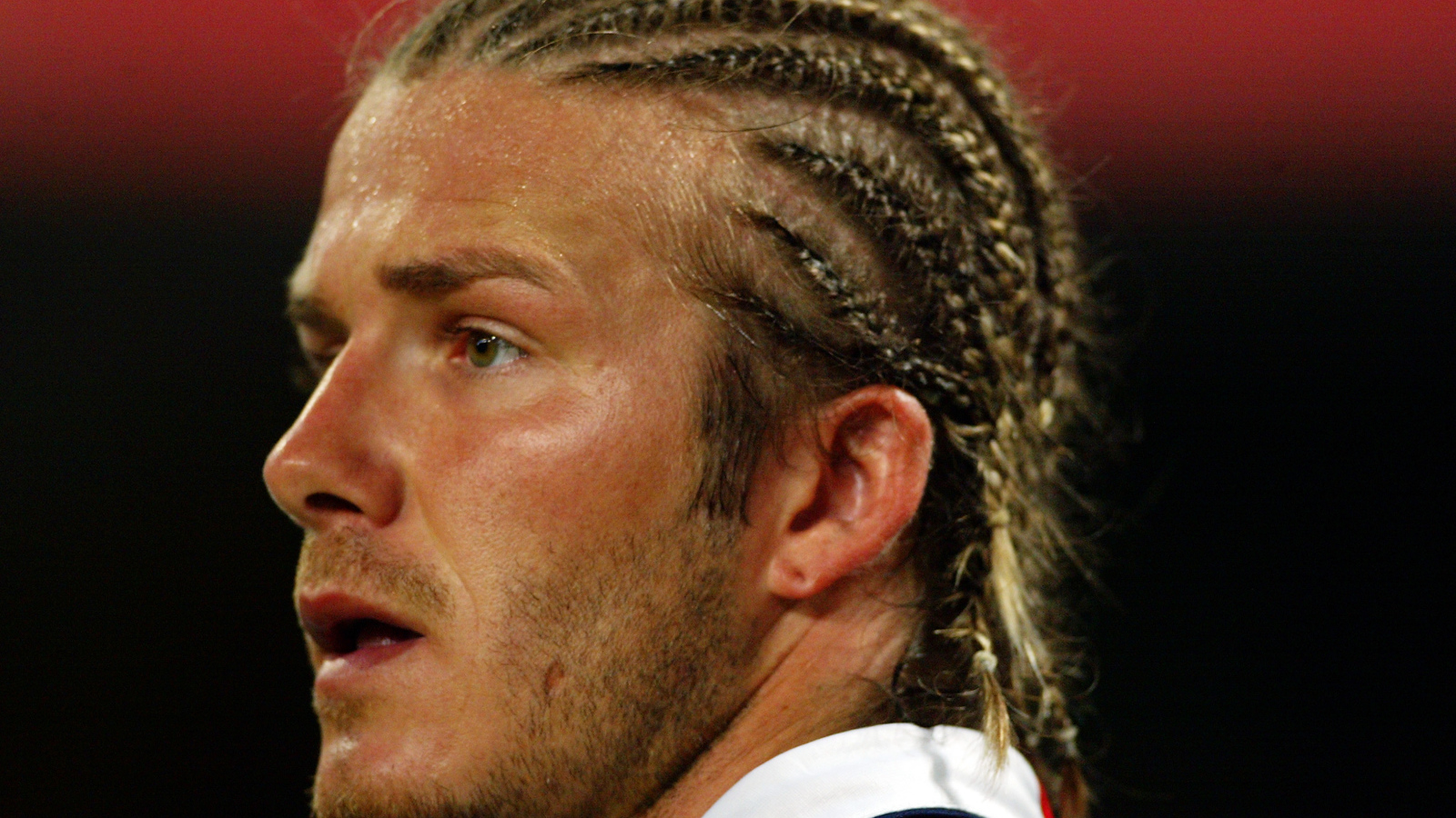 Футболист Дэвид Бекхэм с косичками на голове