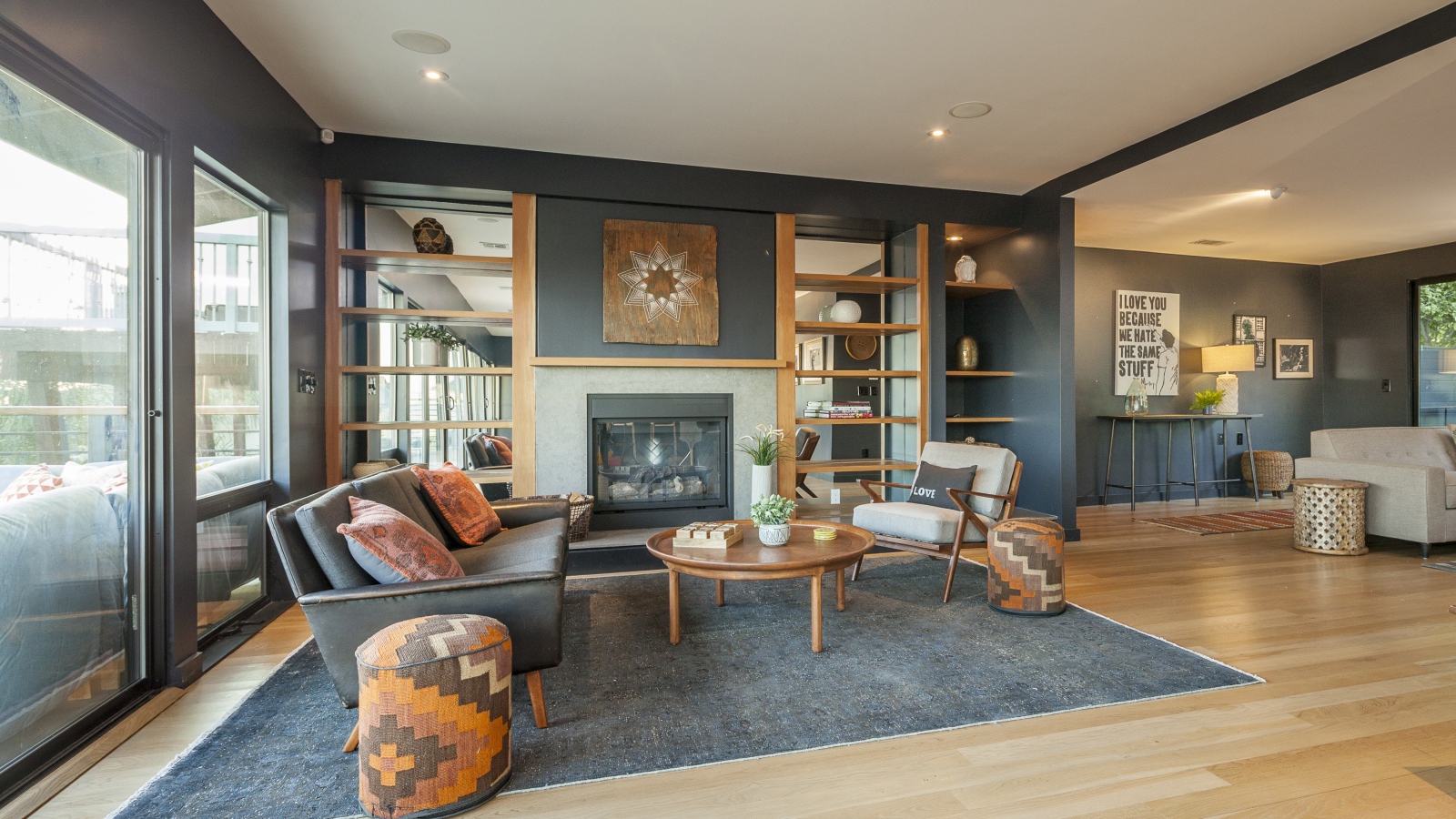 Гостиная комната в серых тонах с большим окном