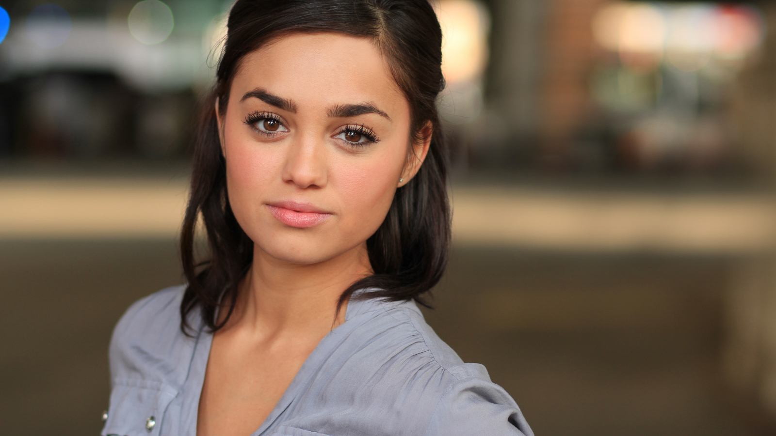 Индийская актриса Шази Раджа с карими глазами 