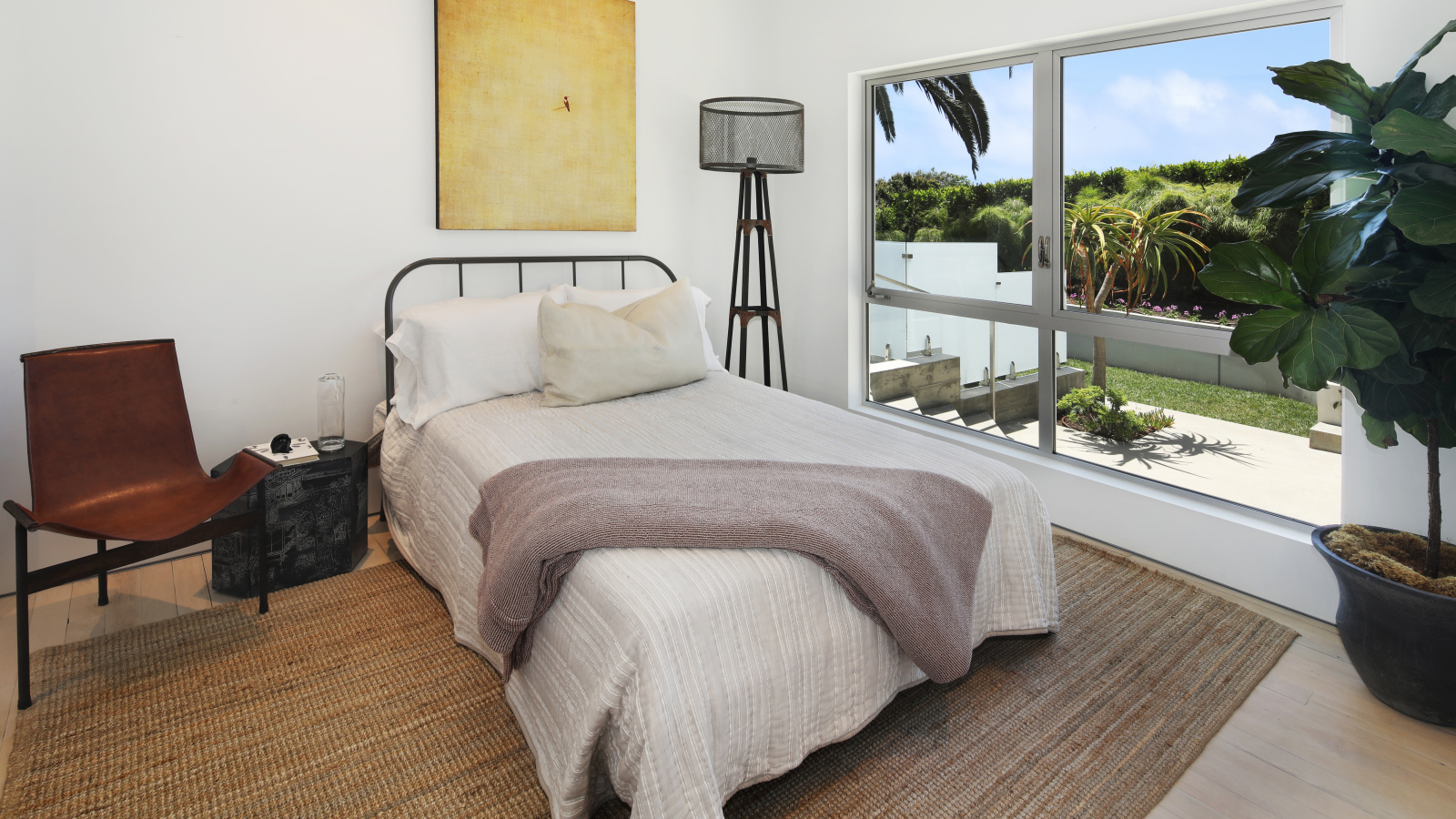 Большая кровать у окна в спальной комнате