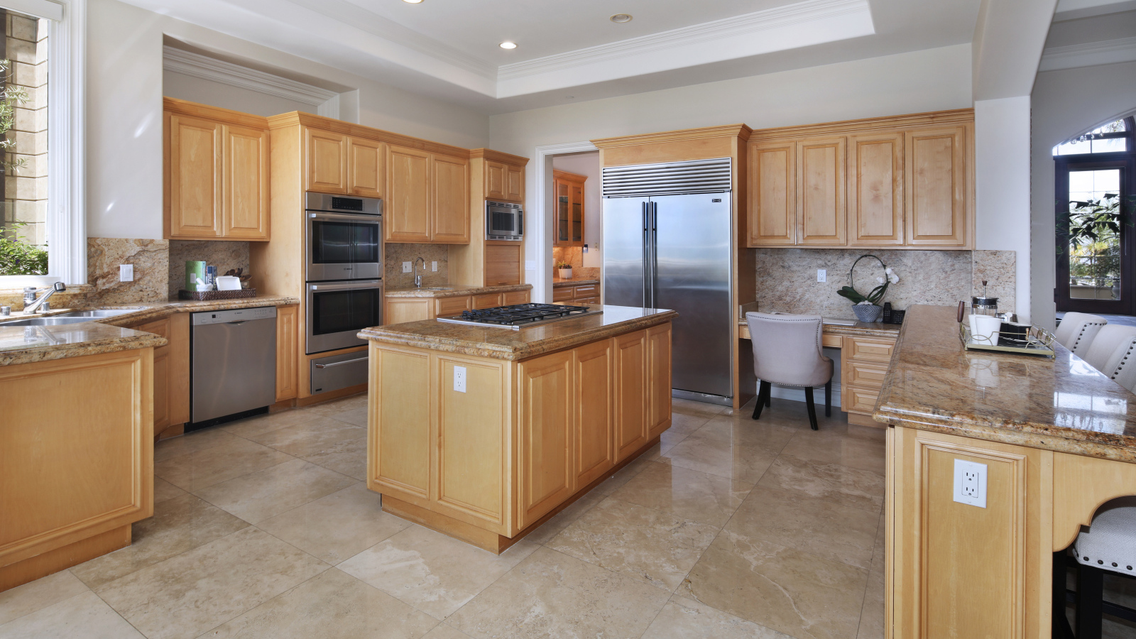 Большая кухня с деревянным интерьером