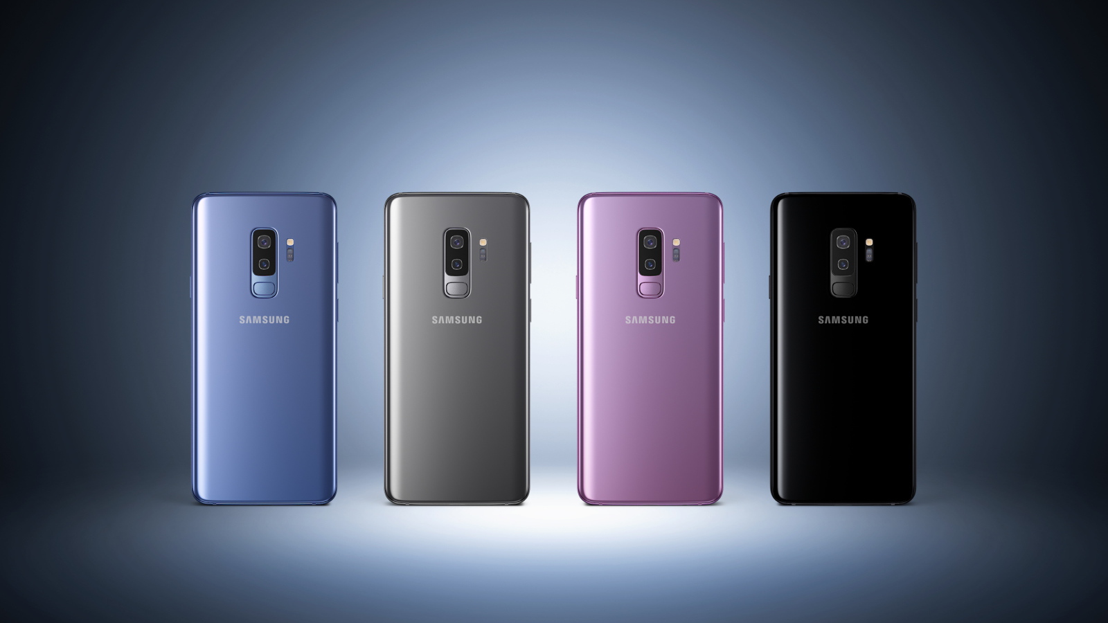 Разноцветные смартфоны Samsung Galaxy S9 на голубом фоне