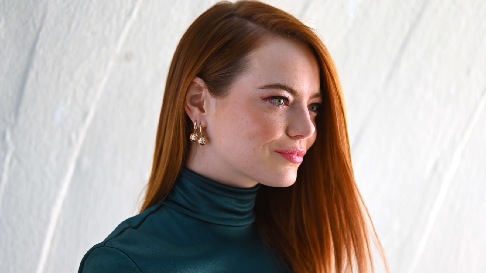 Рыжеволосая актриса Эмма Стоун вид сбоку