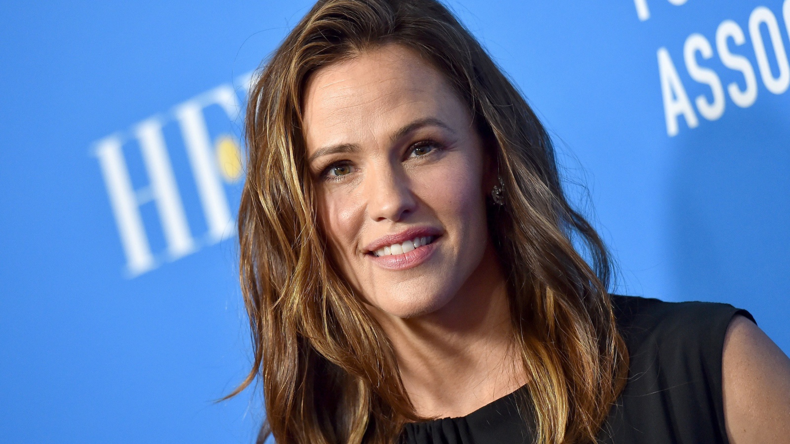 Улыбающаяся актриса Дженнифер Гарнер