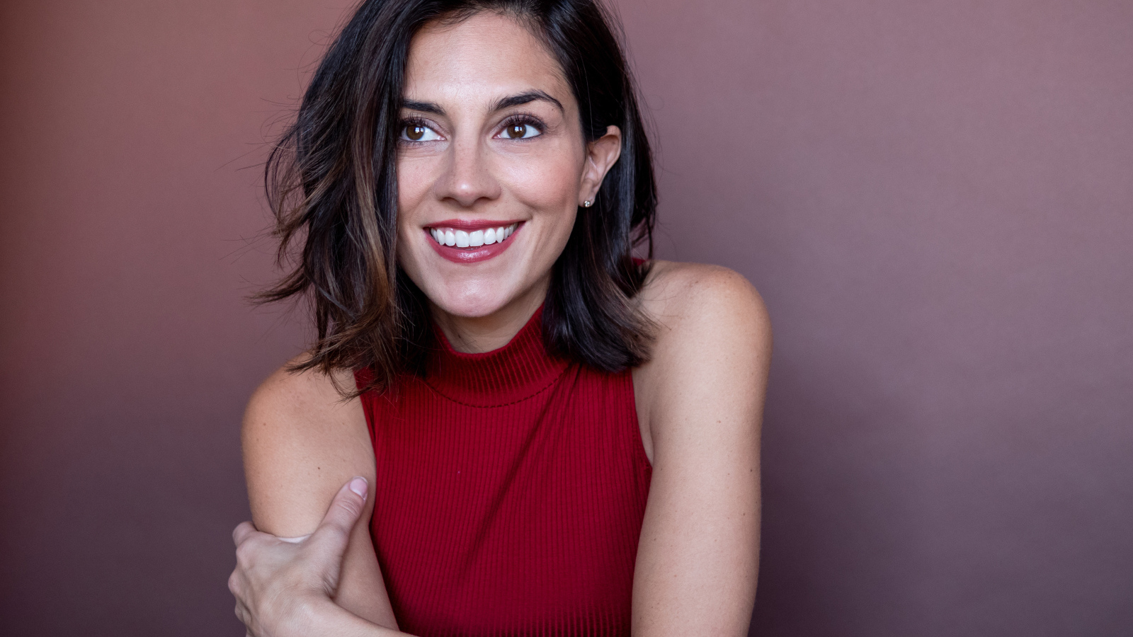 Улыбающаяся актриса Мелани Миничино