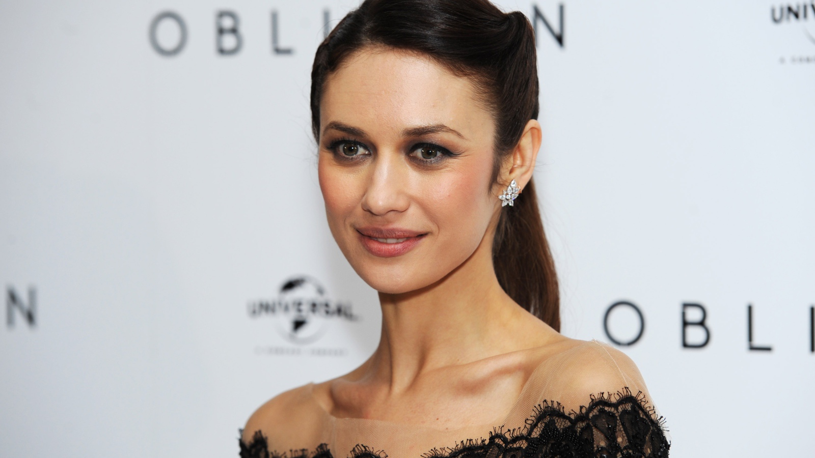 Улыбающаяся актриса Ольга Куриленко в черном платье