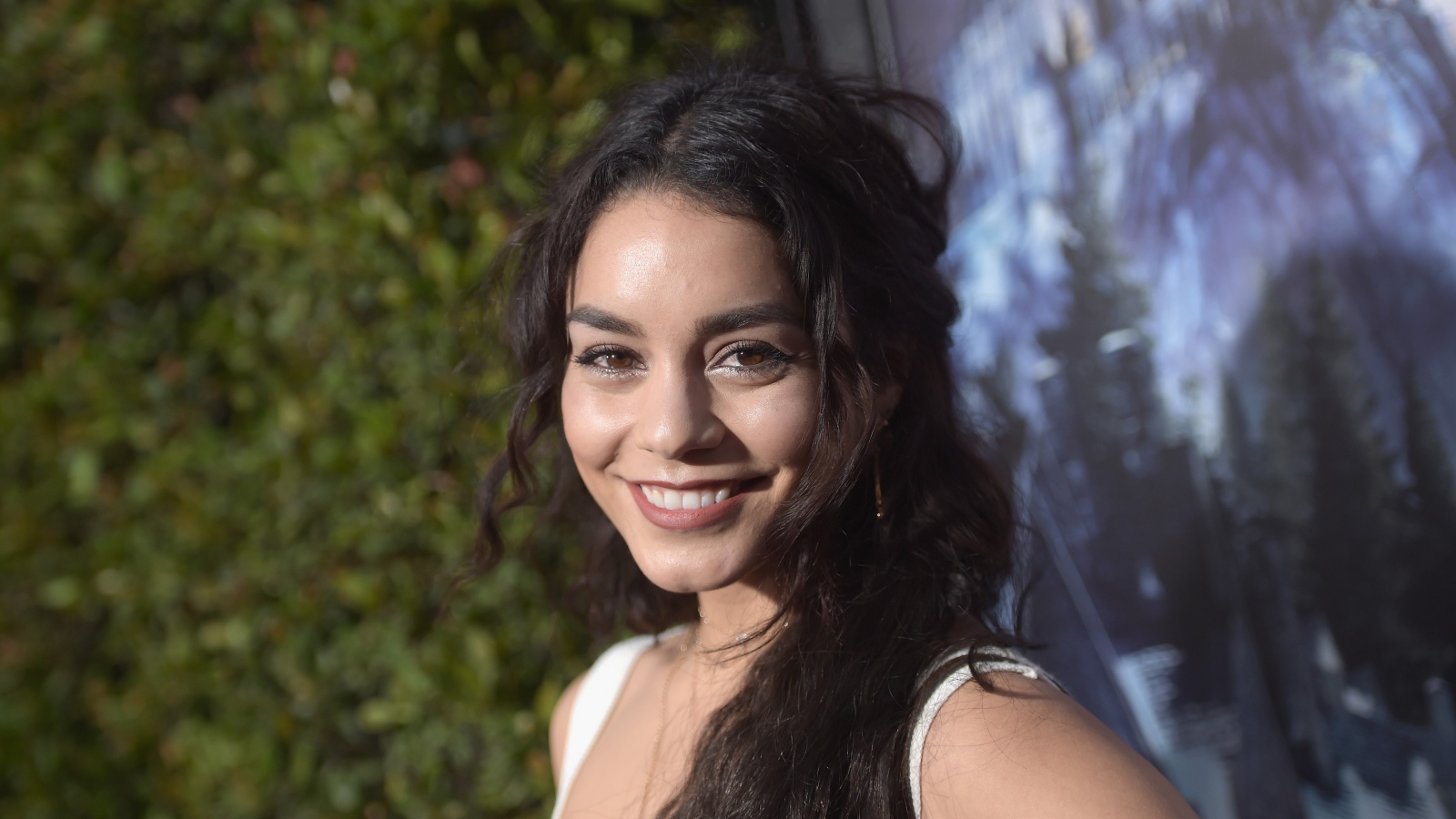 Улыбающаяся брюнетка, актриса Ванесса Хадженс