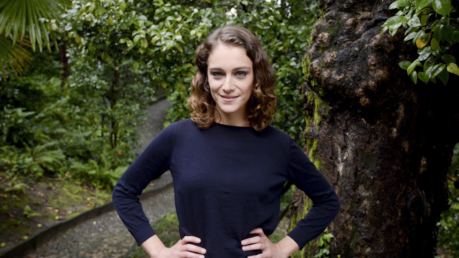 Улыбающаяся девушка, актриса Ариана Лабед