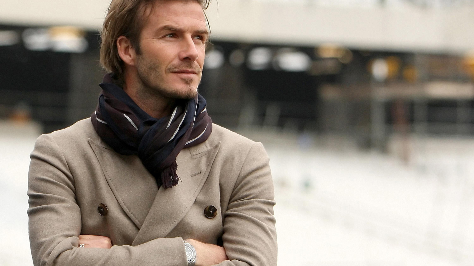 Футболист Дэвид Бекхэм в костюме с шарфом на шее