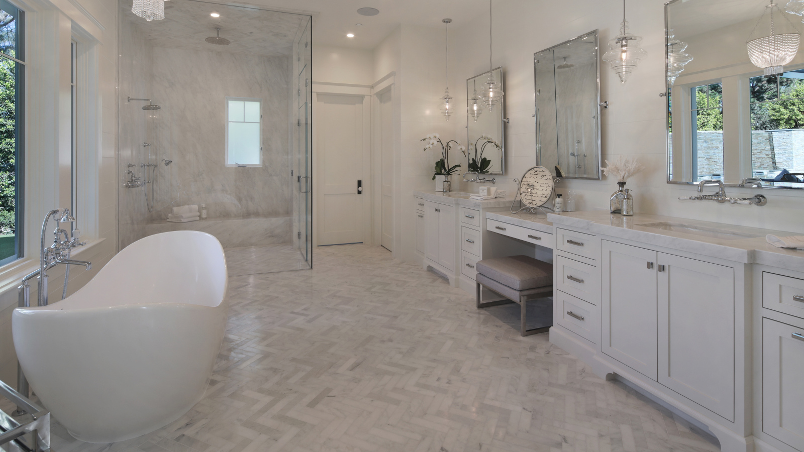 Просторная ванная комната с белым интерьером 