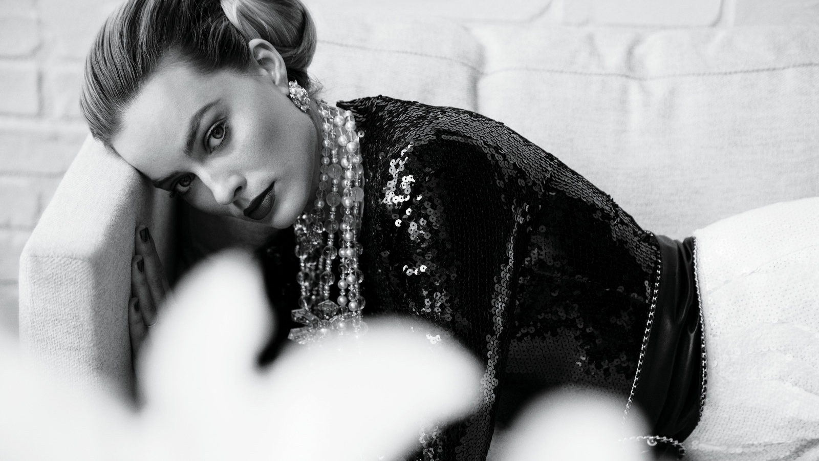 Стильная актриса Марго Робби черно белое фото 