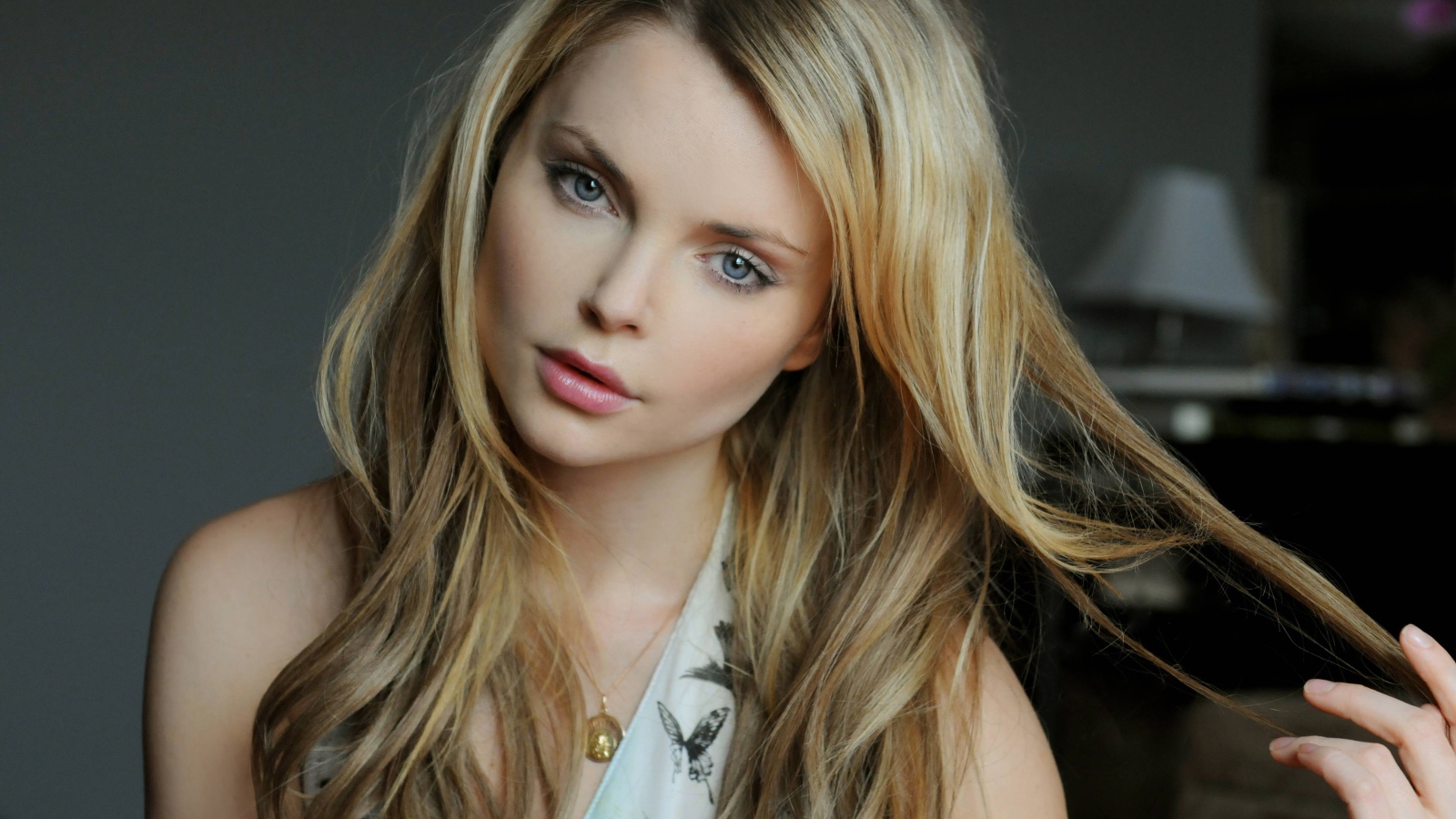 Нежная голубоглазая девушка, польская актриса Изабелла Мико