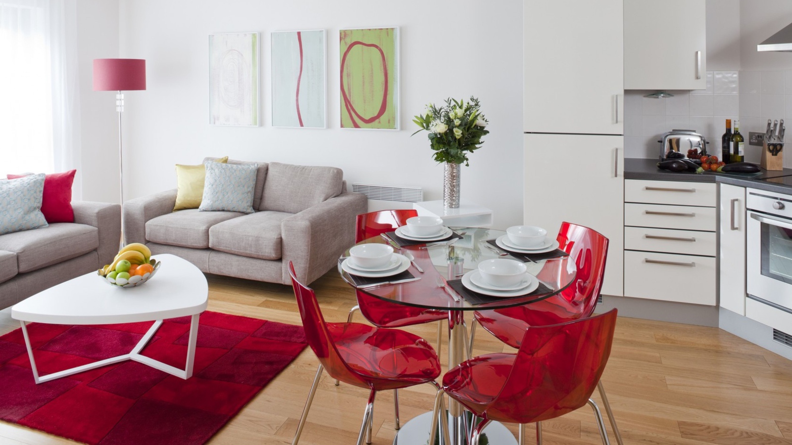 Интерьер кухни совмещен с гостиной комнатой