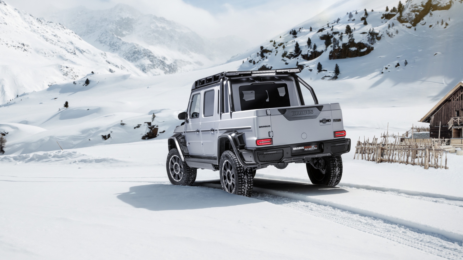 Автомобиль Brabus 800 Adventure XLP 2020 года в заснеженных горах 