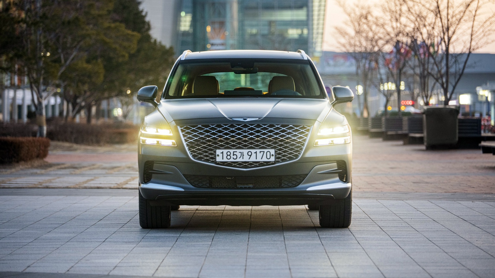 Автомобиль Genesis GV80,  2020 года с включенными фарами