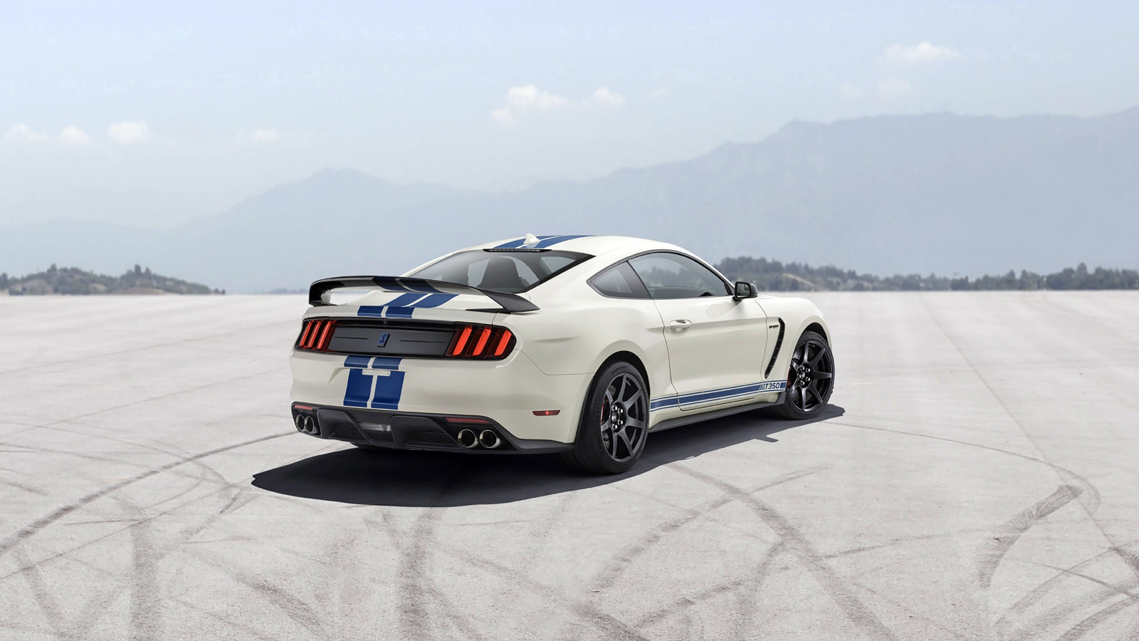 Автомобиль  Shelby GT350, 2020 года на асфальте