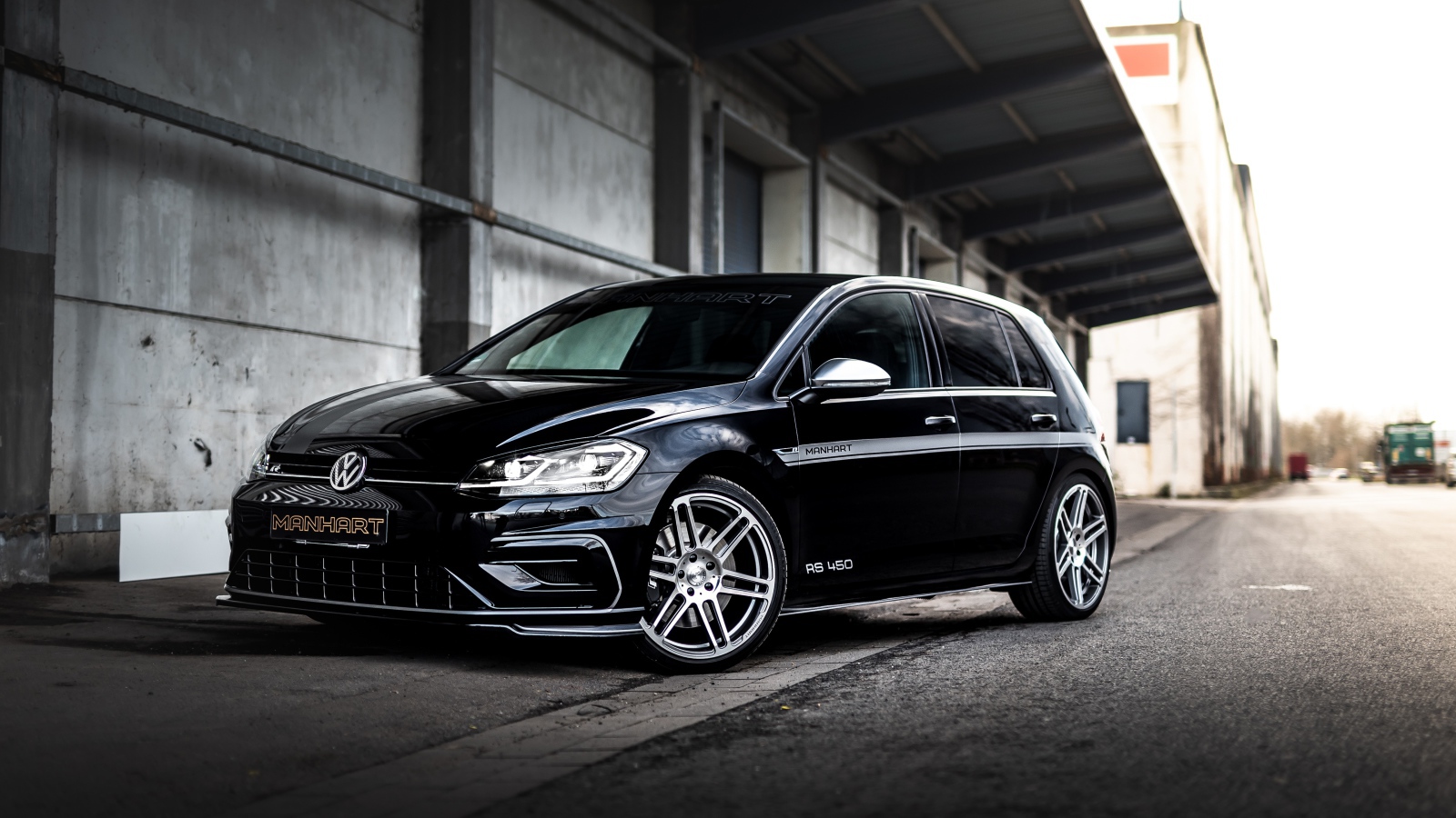 Черный автомобиль Manhart RS 450, 2020 года у здания 