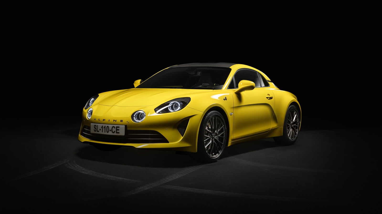 Желтый автомобиль Alpine A110 Color Edition 2020 года на черном фоне
