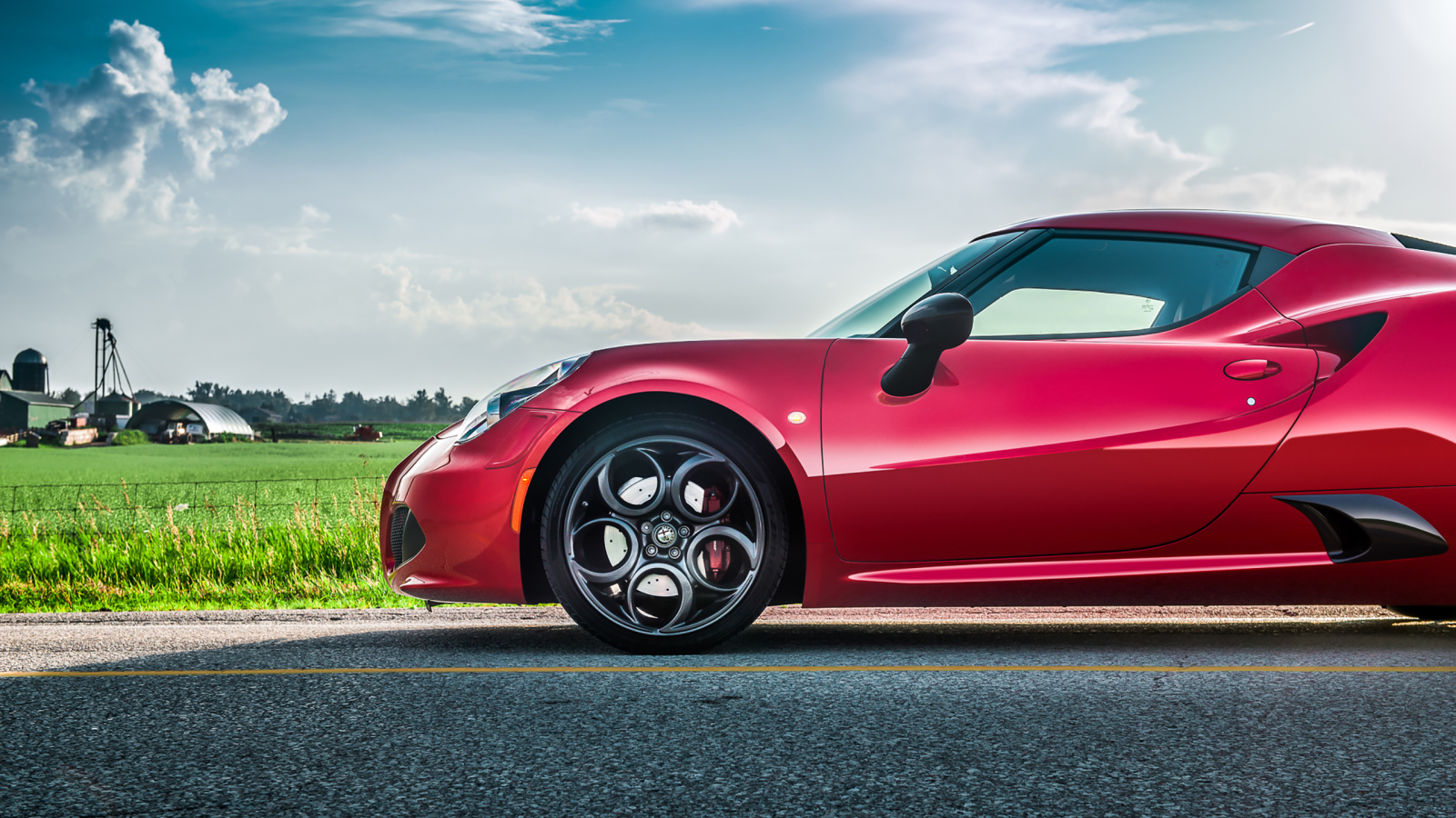 Красный автомобиль Alfa Romeo 4C на трассе 