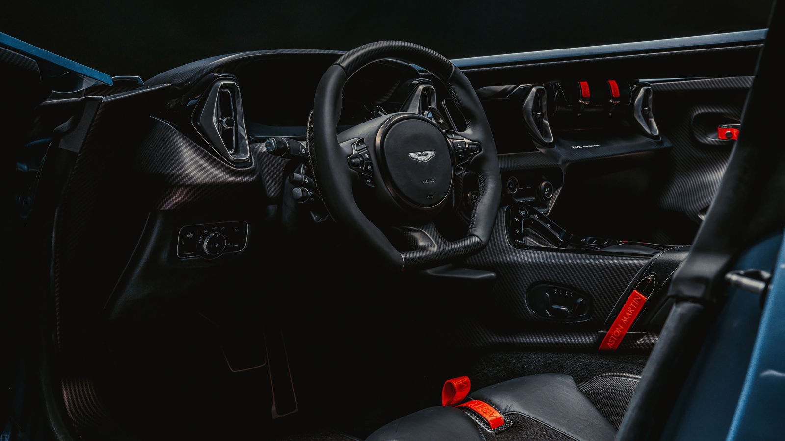 Черный кожаный салон Aston Martin V12 Speedster 2020 года