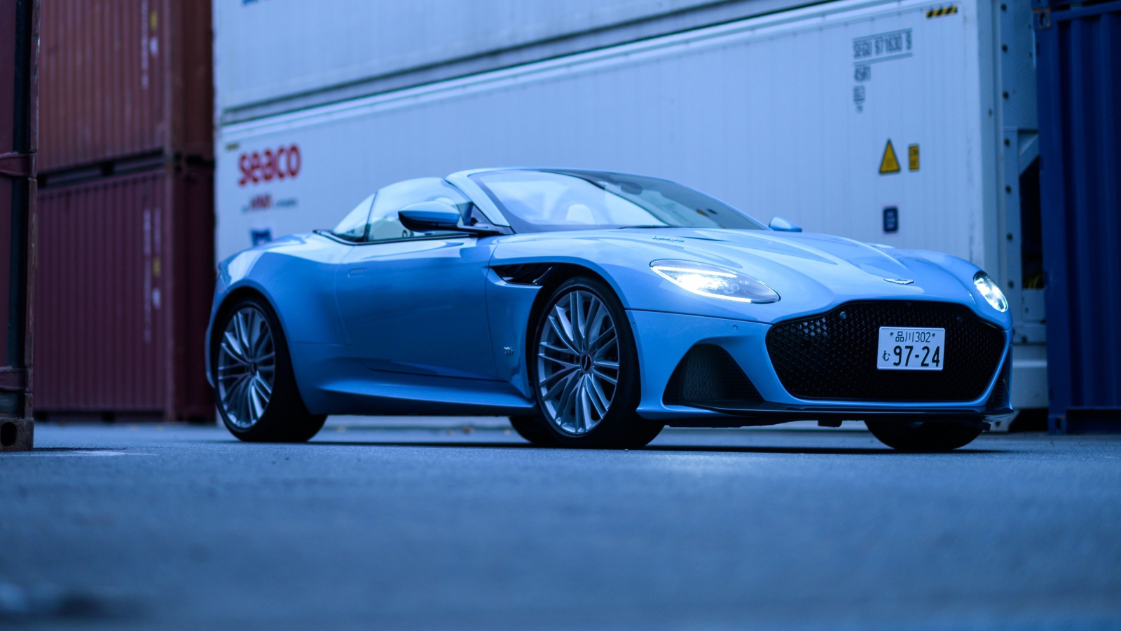 Автомобиль Aston Martin DBS Superleggera Volante в порту 