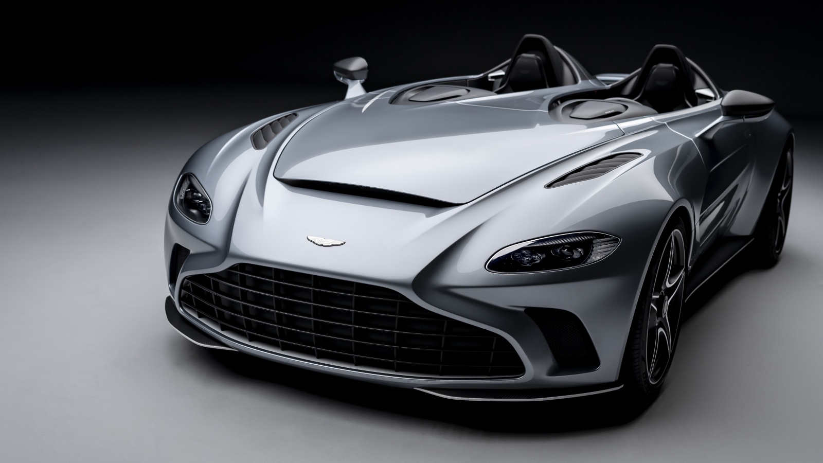 Серебристый кабриолет Aston Martin V12 Speedster 2020 года крупным планом
