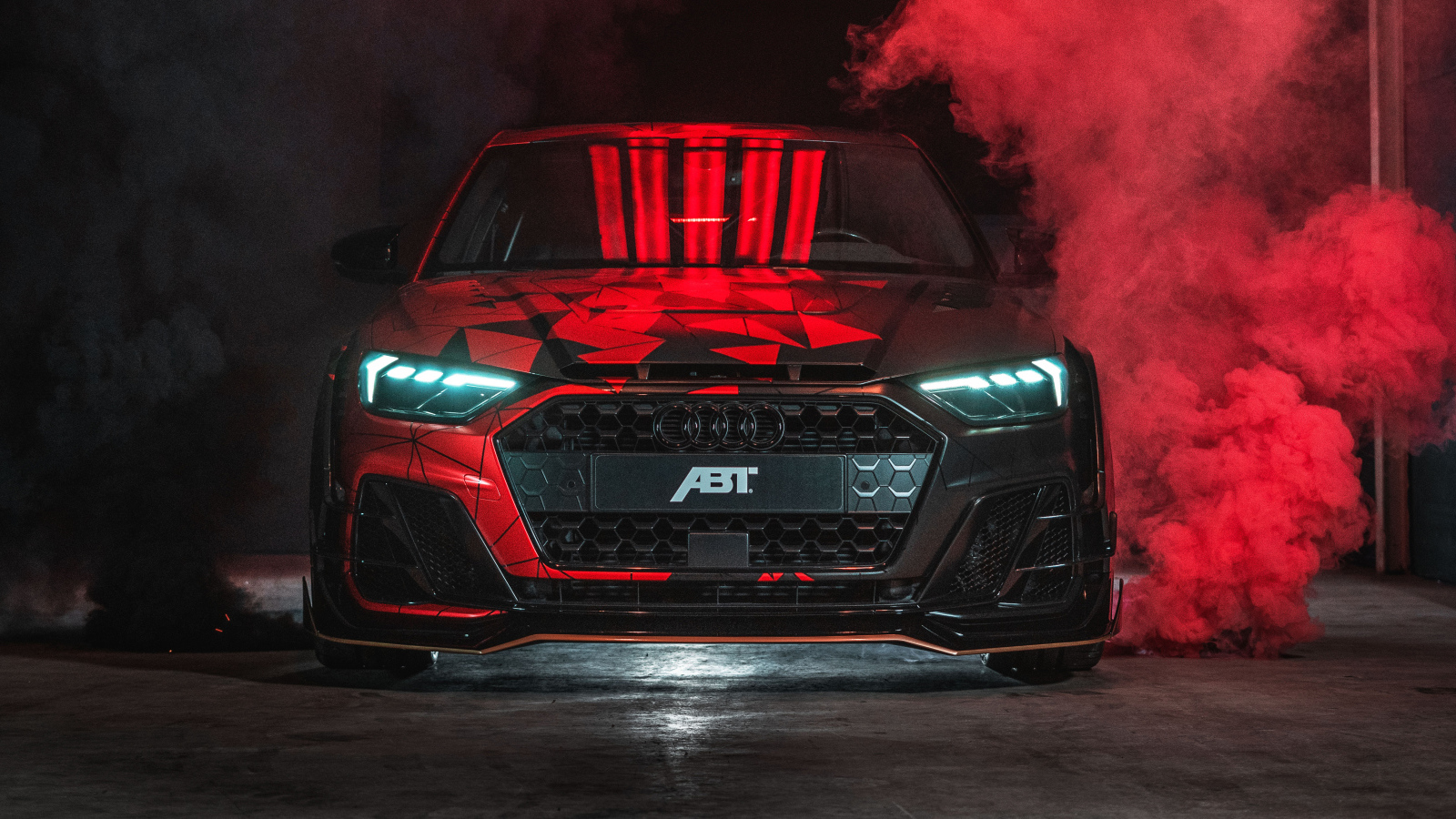 Автомобиль Audi A1 ABT Sportsline, 2019 года в красном дыму