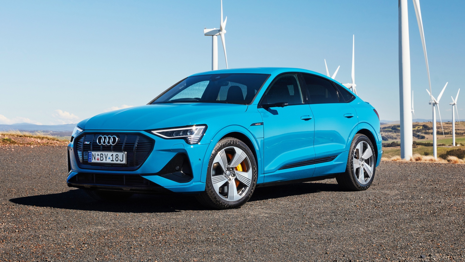 Голубой автомобиль Audi E-Tron 55 Quattro Sportback S Line 2020 года 