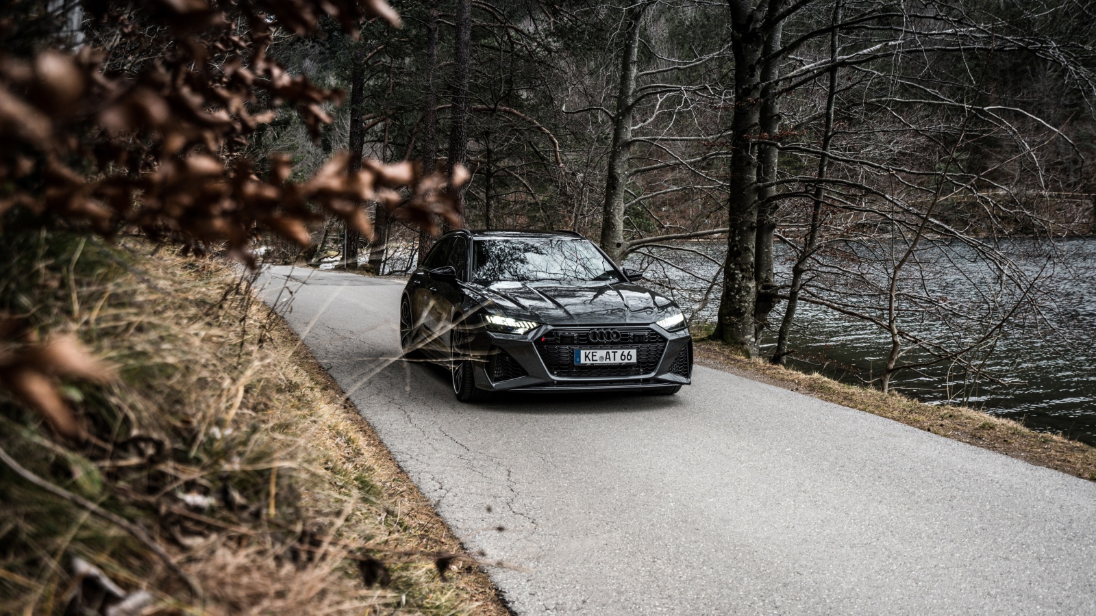 Автомобиль Audi RS 6 Avant 2020 года едет по дороге 