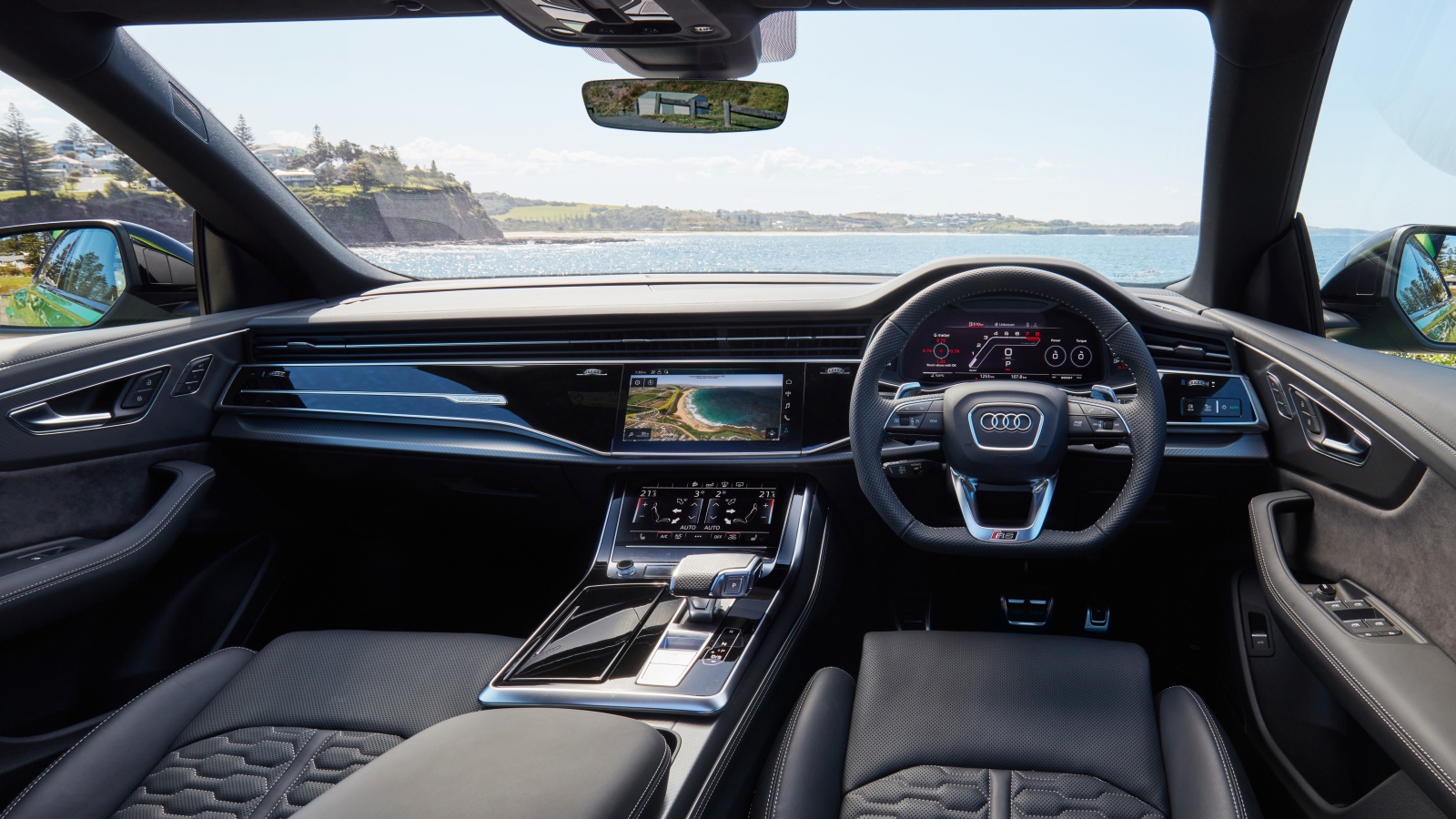 Черный кожаный салон автомобиля Audi RS Q8 2020 года 