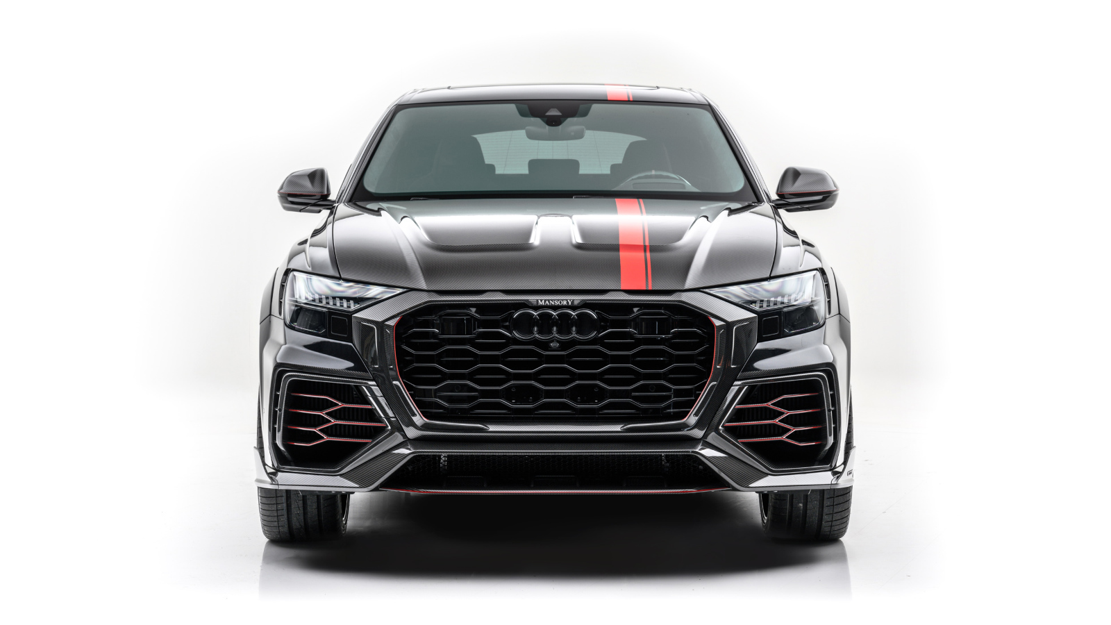 Автомобиль Audi RS Q8 2020 года вид спереди на белом фоне