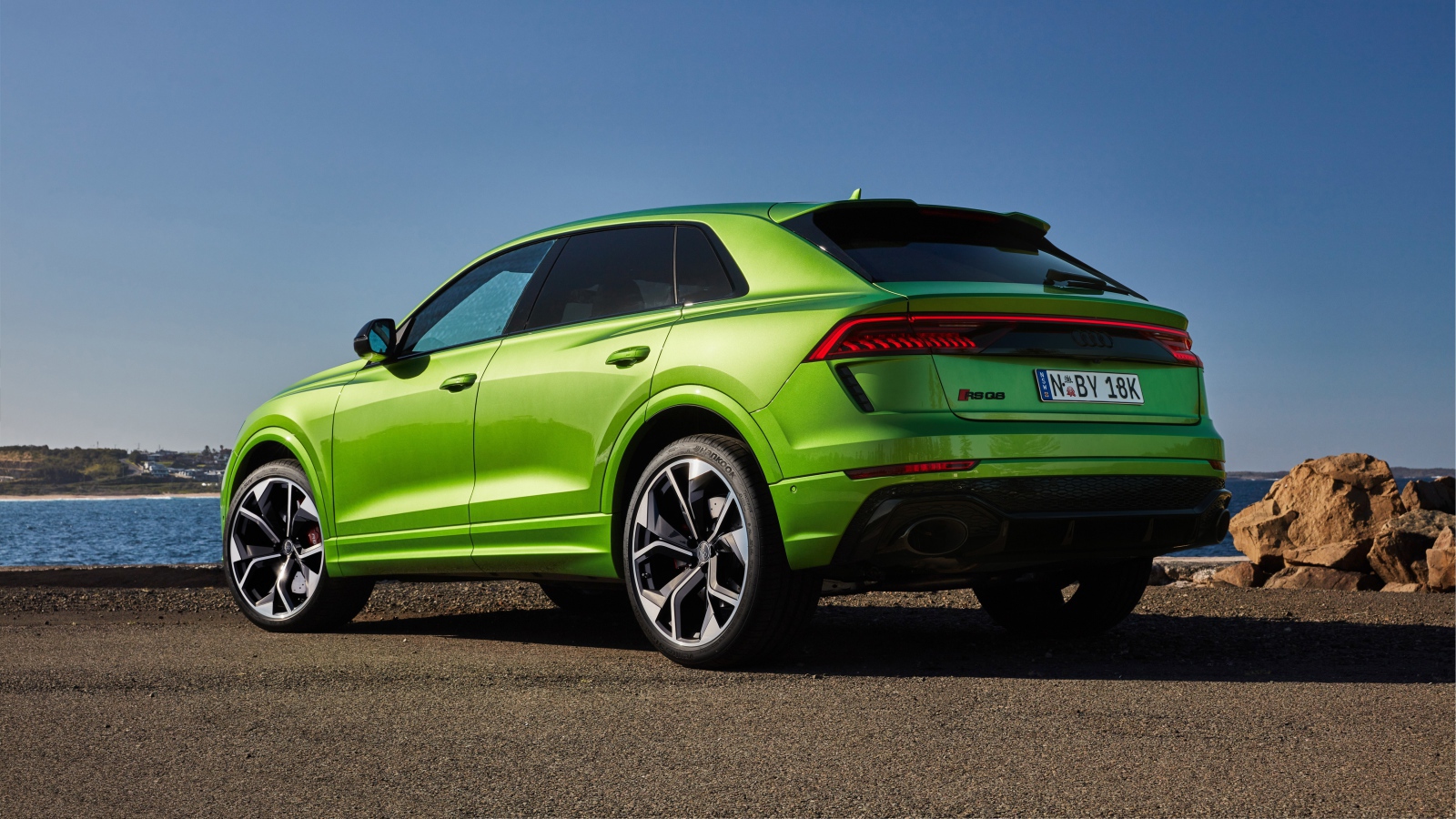 Автомобиль Audi RS Q8 2020 года вид сзади у воды