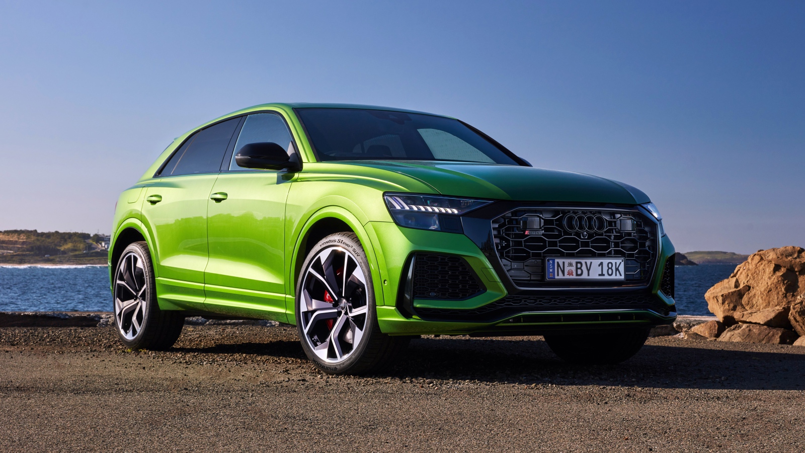 Зеленый автомобиль Audi RS Q8 2020 года вид спереди