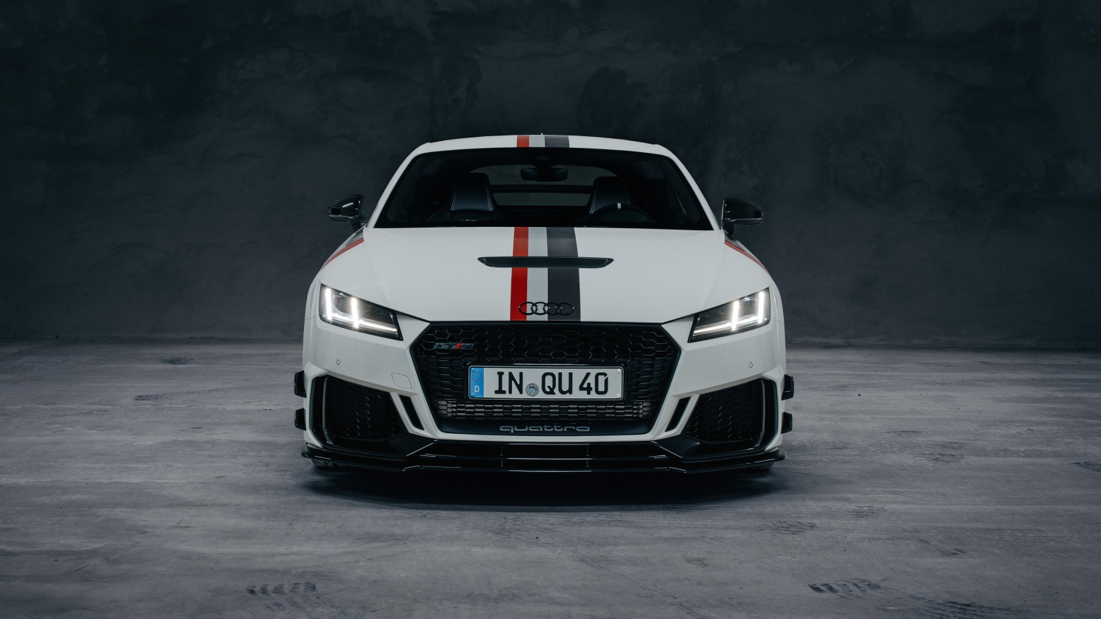 Автомобиль Audi TT RS Coupé 40 Jahre Quattro 2020 года вид спереди