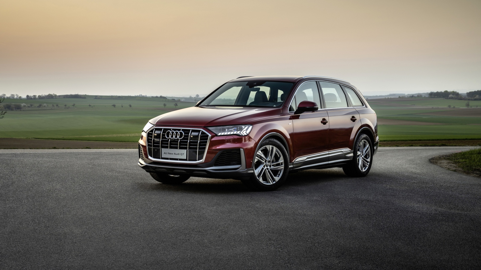 Бордовый внедорожник Audi Q7 55 TFSI Quattro S Line 2020 года