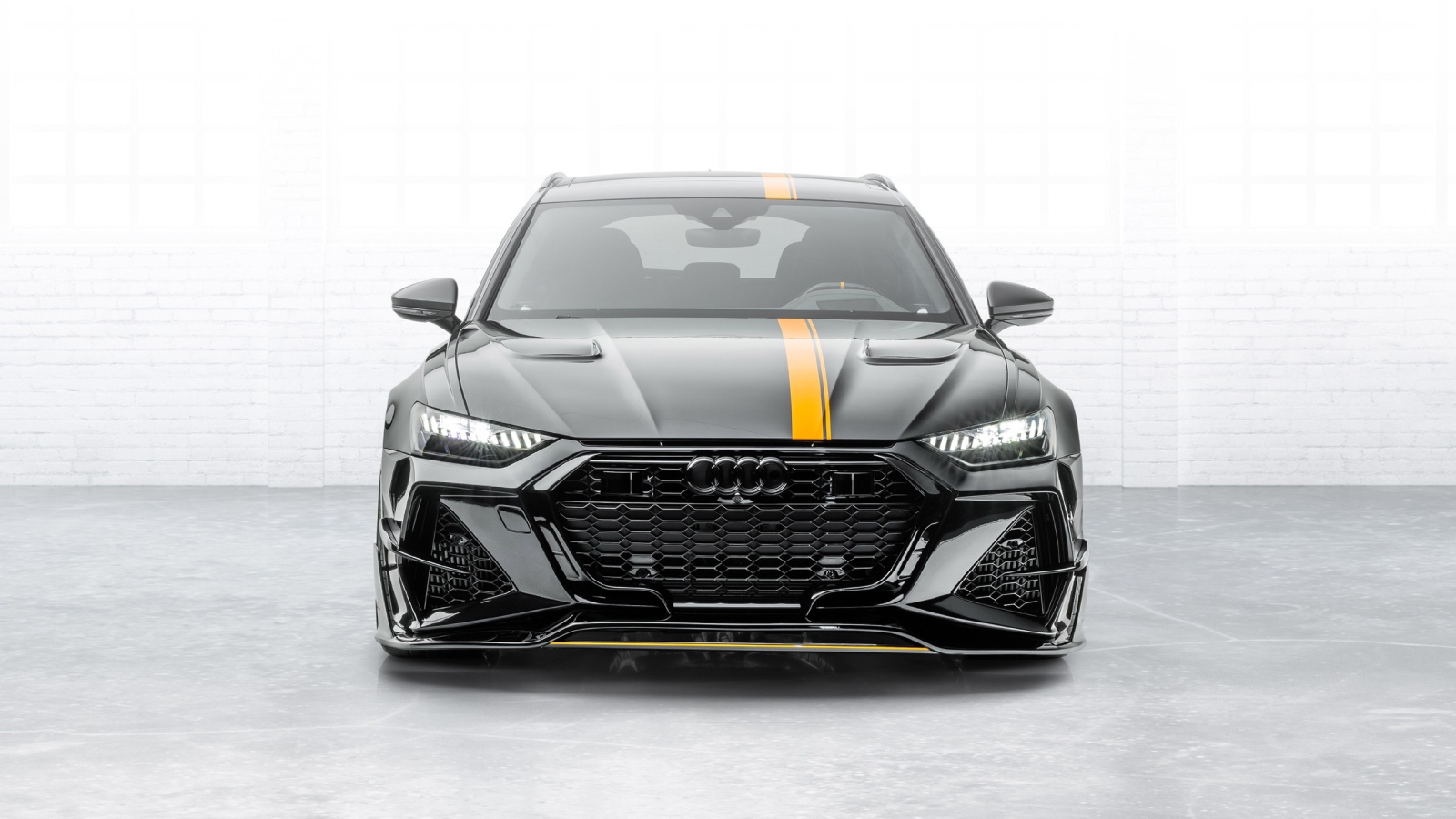 Автомобиль Mansory Audi RS 6 Avant 2020 года вид спереди 