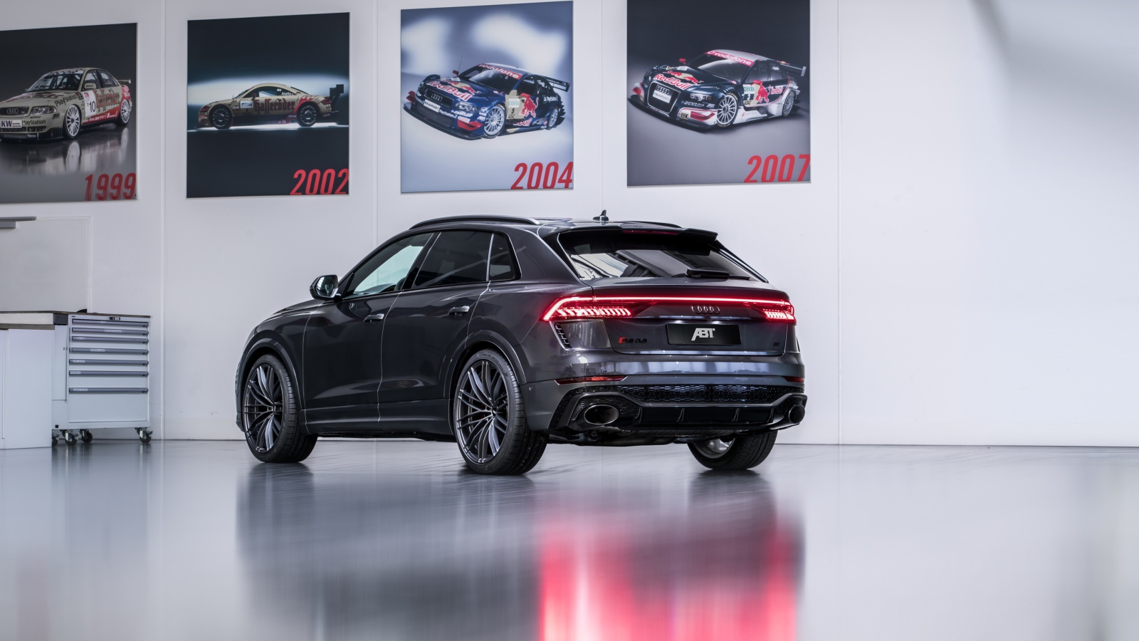 Черный Audi RS Q8 2020 года вид сзади