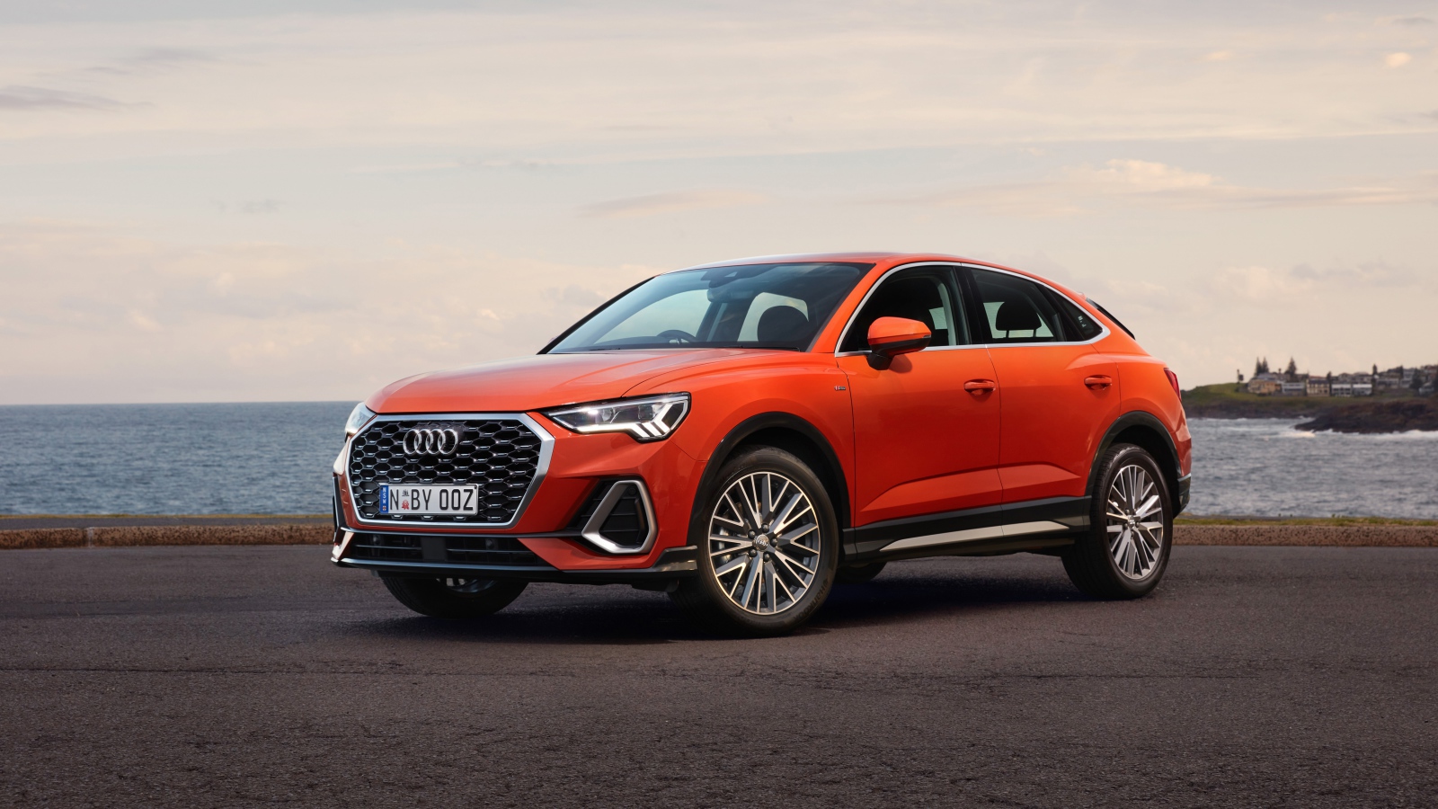 Красный автомобиль Audi Q3 Sportback 35 TFSI S Line 2020 года у воды