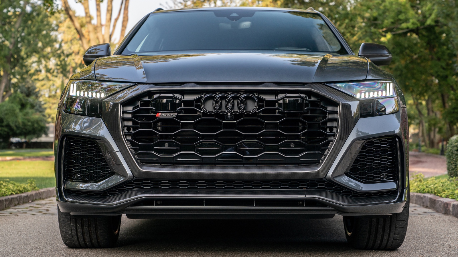 Черный автомобиль  Audi RS Q8, 2021 года вид спереди