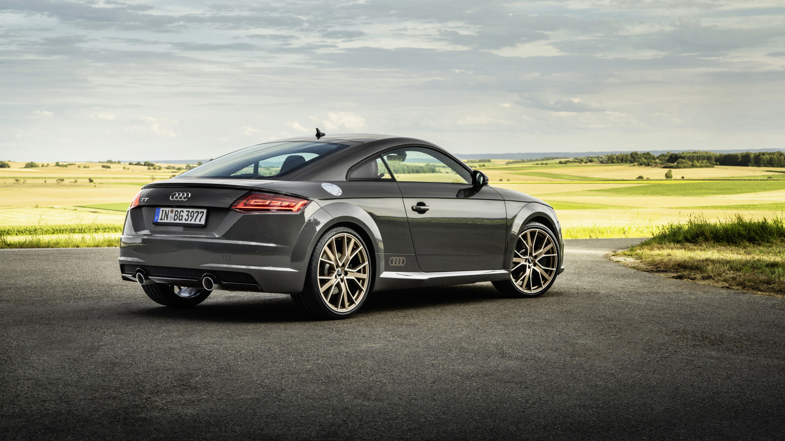 Автомобиль Audi TT, 2021 года на фоне полей