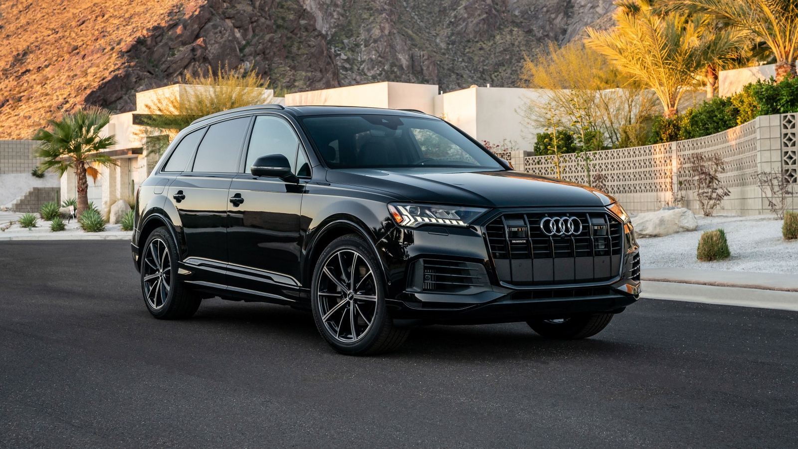 Черный внедорожник Audi Q7 55 TFSI Quattro, 2020 года у горы