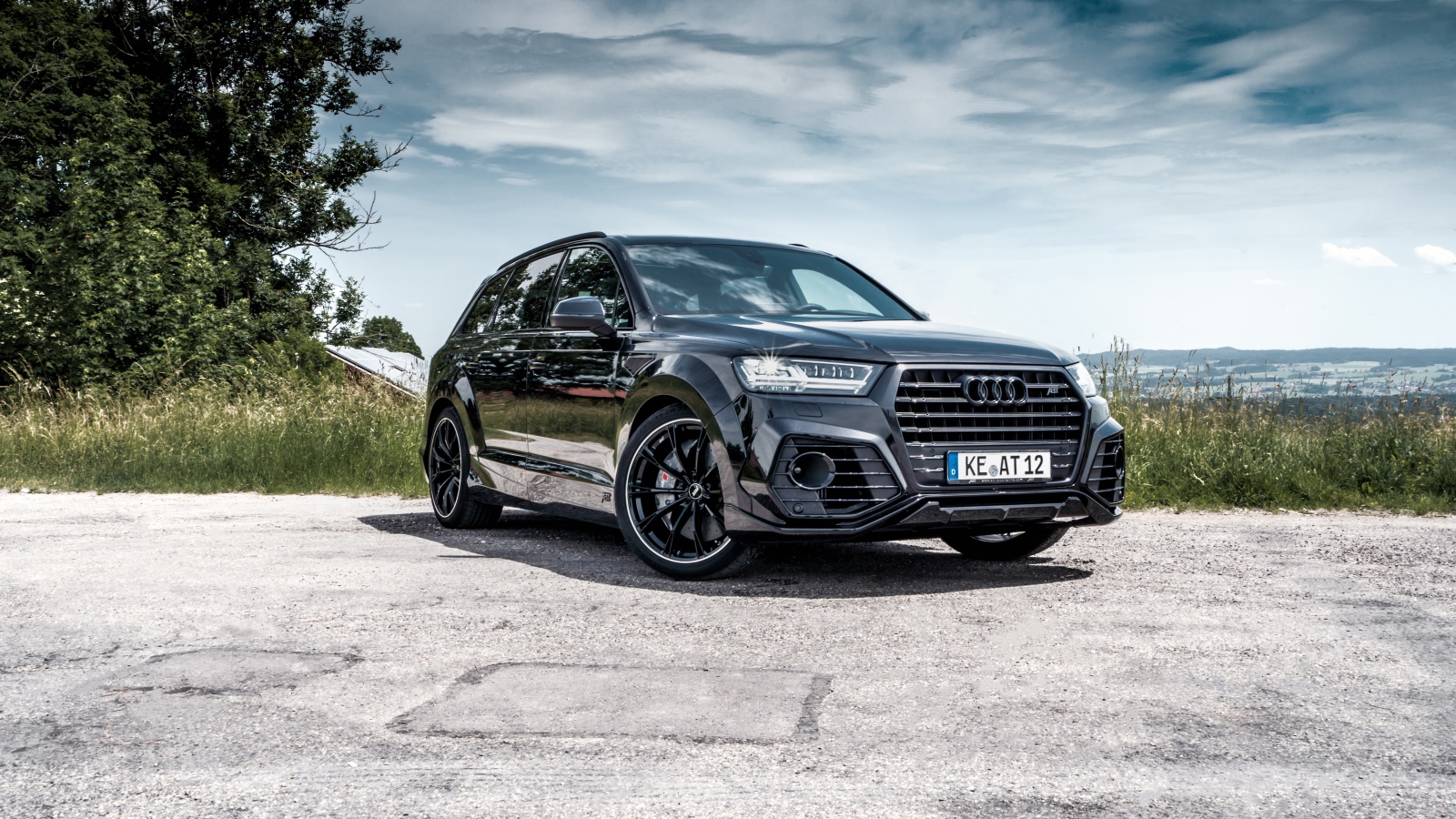 Черный автомобиль ABT Audi Q7 50 TDI на фоне неба